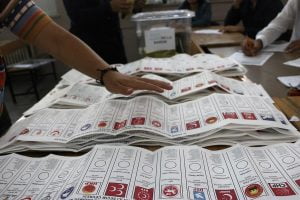 CHP, Konyaaltı ve Muratpaşa'da belediye meclis üyesi adaylarını YSK'ya bildirdi.