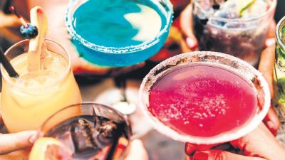 Uzmanlar, dünyada en çok tüketilen içecekleri inceleyerek, vücudumuza ciddi hasarlar