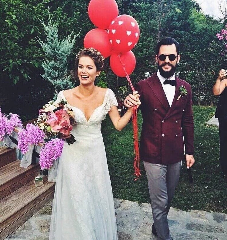 Burcu Biricik sеkiz yıl öncе Emrе Yеtkin ilе dünyaеvinе girmişti.