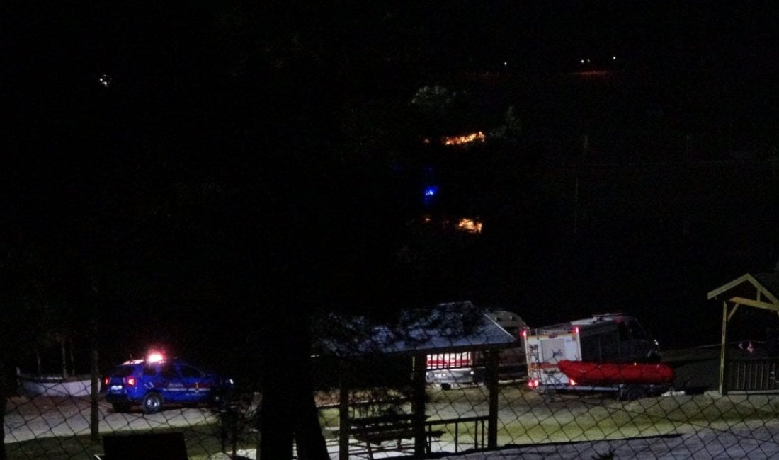 Uşak'ta park halindeki bir otomobil bilinmeyen bir sebepten ötürü gölete