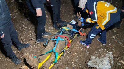 Adıyaman’da kontrolden çıkan bir polis aracı, kaldırıma çarparak 150 metre