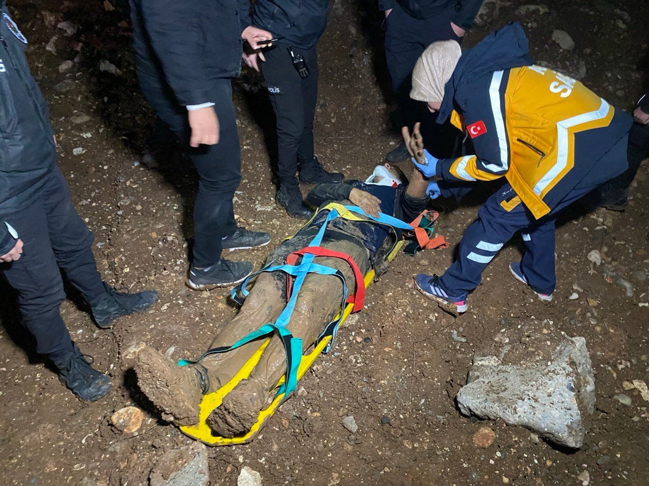 Adıyaman’da kontrolden çıkan bir polis aracı, kaldırıma çarparak 150 metre