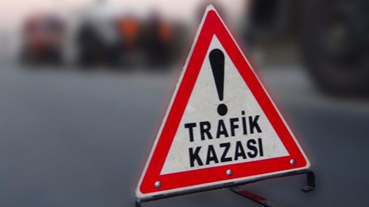 İzmirde yolcu otobüsü ile otomobilin çarpışması sonucu 2'si ağır 4