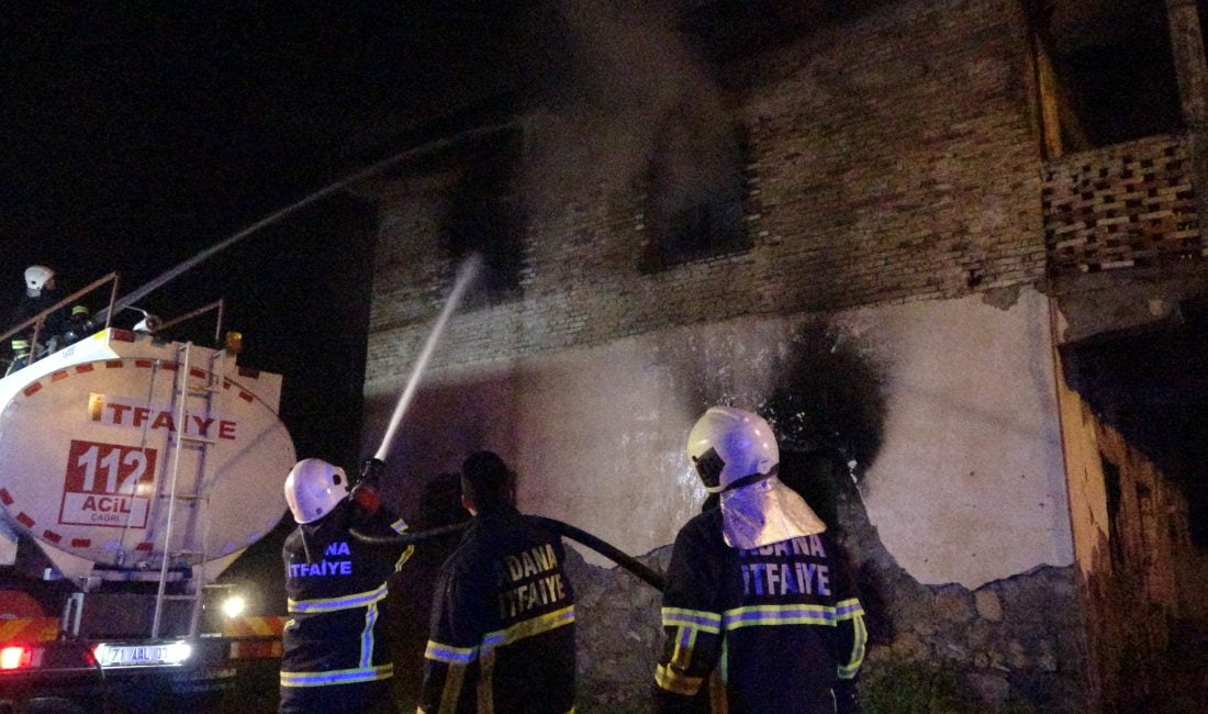 Adana Kozan'da elektrik kontağından çıkan yangın, Pekmezci Mahallesi'nde bir ailenin
