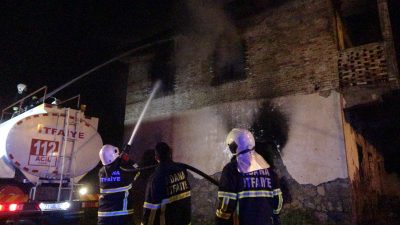 Adana Kozan'da elektrik kontağından çıkan yangın, Pekmezci Mahallesi'nde bir ailenin