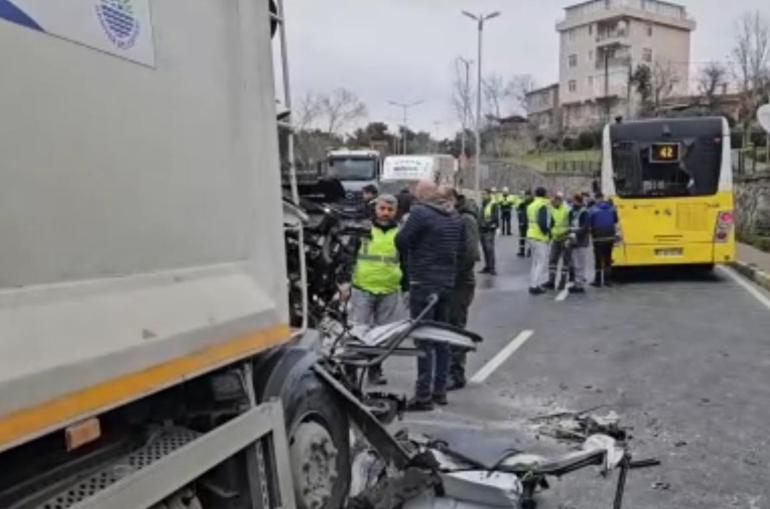 Sarıyer’de bir çöp kamyonu ile bir İETT otobüsü kavşakta çarpıştı.