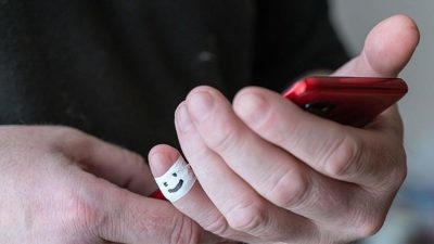 Akıllı telefon kullanıcıları, telefonu tuttukları eldeki serçe parmağın yamulduğunu ve