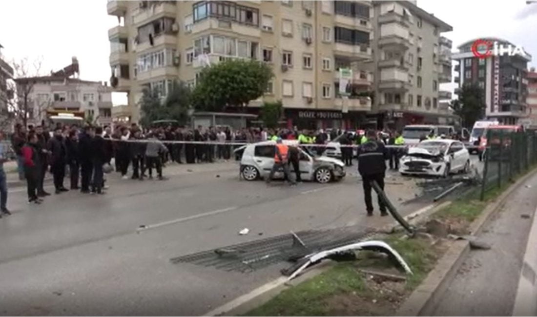 Alanya'da kontrolden çıkan bir otomobil bariyerleri aşarak karşı yöndeki iki