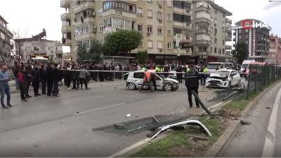 Alanya'da kontrolden çıkan bir otomobil bariyerleri aşarak karşı yöndeki iki