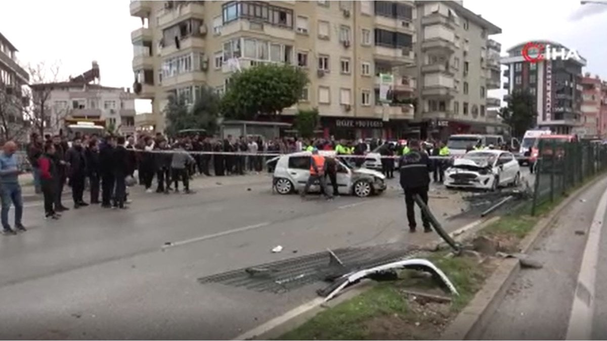 Alanya'da kontrolden çıkan bir otomobil bariyerleri aşarak karşı yöndeki iki