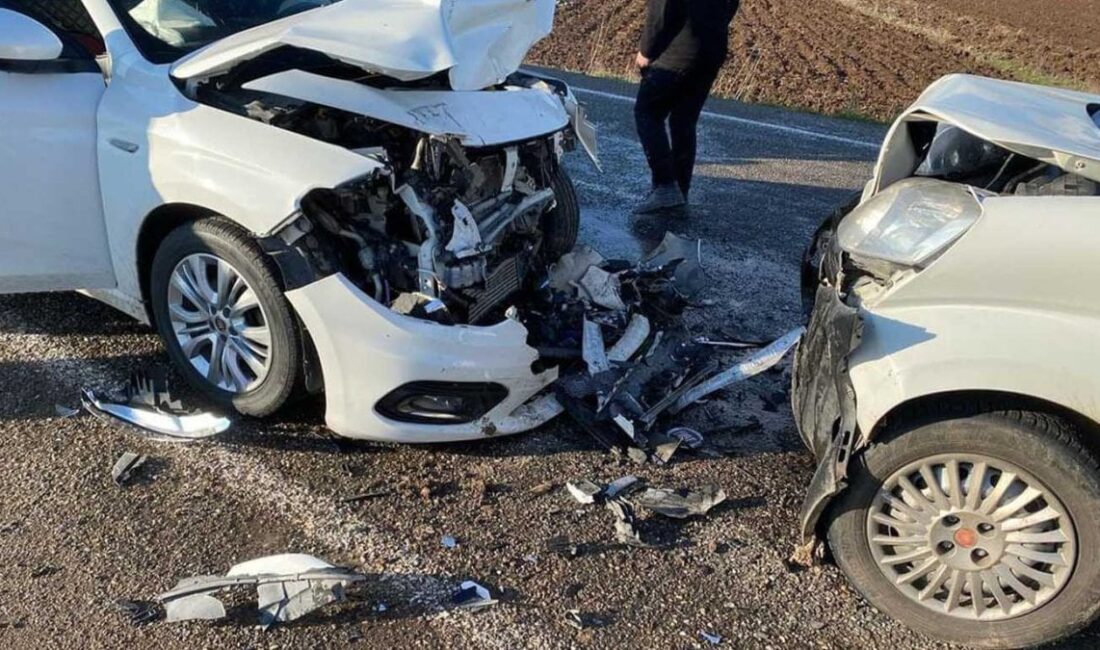 İki aracın kafa kafaya çarpıştığı korkunç bir trafik kazasında 5