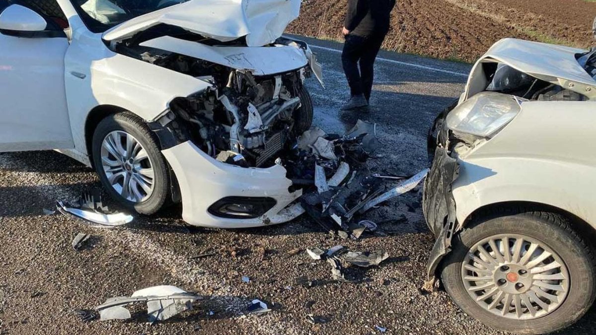 İki aracın kafa kafaya çarpıştığı korkunç bir trafik kazasında 5