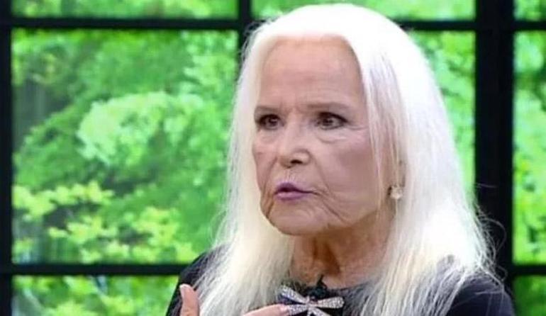 Ünlü sanatçı Gönül Yazar, bacağına pıhtı atması sonucu hastaneye kaldırıldığıyla