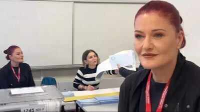 Yerel seçimlerde sandık görevlileri arasında ünlü bir isim de vardı: