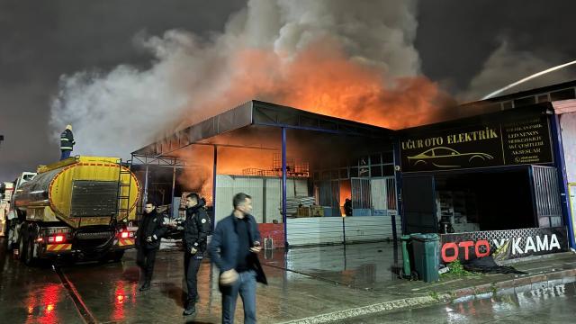 Kocaeli'nin Başiskele ilçesinde bulunan bir geri dönüşüm deposunda çıkan yangında