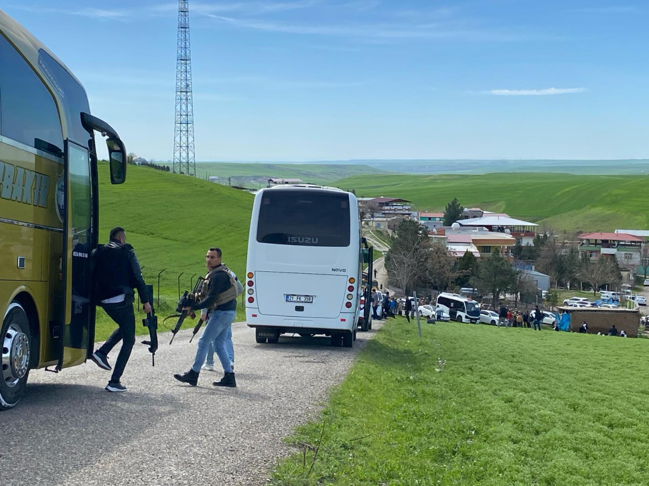 Diyarbakır'da Ağaçlıdere Mahallesi'nde muhtarlık seçimi sırasında çıkan silahlı, taşlı, sopalı