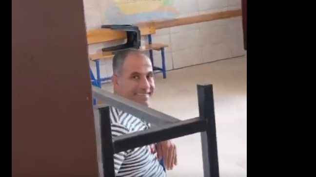 Antalya'da bir seçmen, oy kullanırken kurtlar gibi uludu. Yaşanan bu