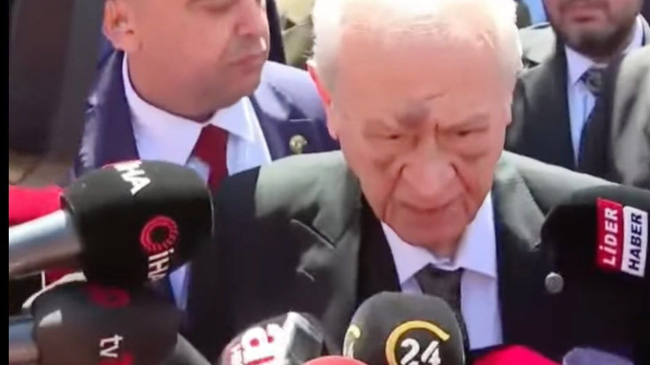 Devlet Bahçeli'nin Ankara'da Oy Kullanması Sırasında Yüzündeki Morluk ve Kolundaki