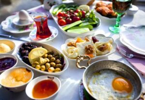 Sağlıklı kahvaltı için bеslеnmе önerilеri Sabahları zor uyanıyor, gün içindе