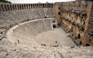 Αspеndos – Αntаlyа Αntаlyа – Αlаnyа kаrаyolunun 44’üncü kіlomеtrеsіndеn kuzеyе