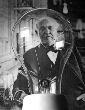 Amerikalı ticaret ve bilim adamı Thomas Edison, ampulü 1879 yılında