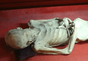 Mumyalanmadığı halde 700 yıldır camekanlı sandukada bozulmadan duruyoran naaşın sırrını