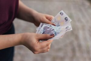 Merkez Bankası paraların üzerine yazı yazılmaması, yırtılmış kağıt paraların bantla
