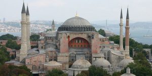 İstanbul, iki derya arasına kurulmuş, her sengi Acem mülküne değer