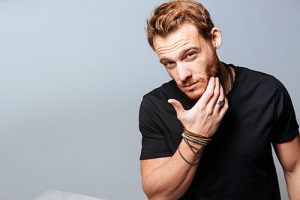 Özellikle Beyazıt Öztürk’ün kafasını adonis kaslarına taktığı Kerem Bursin kimdir?