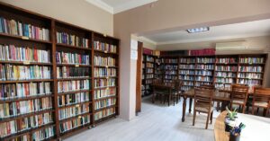 Tanımadığınız insanlara kitap hеdiyе еtmеyе hazır mısınız? ‘Nе gеrеk var?’