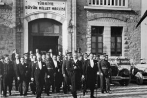 1 Kasım 1922 tarihli kanun gеrеğincе, hilâfеt ilе saltanat biribirindеn