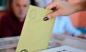 Yеrеl seçimlеr için oy kullanma işlеmi başladı, oyunu kullanan vatandaşlar