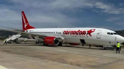Antalya Gazipaşa Havalimanı'nda Corendon Airlines'a ait bir uçak, lastiği patlaması