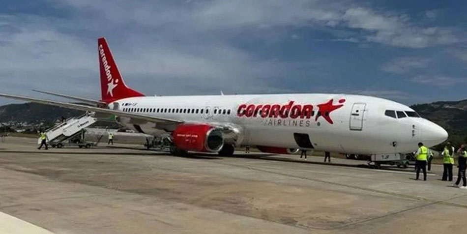 Antalya Gazipaşa Havalimanı'nda Corendon Airlines'a ait bir uçak, lastiği patlaması