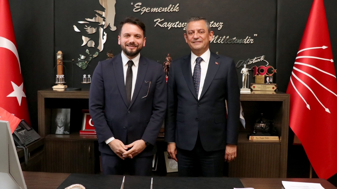 CHP lideri Özgür Özel'in AKP trolü Taha Hüseyin Karagöz'ü ağırlamasına