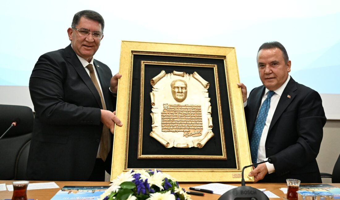 Antalya Büyükşehir Belediye Başkanı Muhittin Böcek, 75 oda başkanı ile