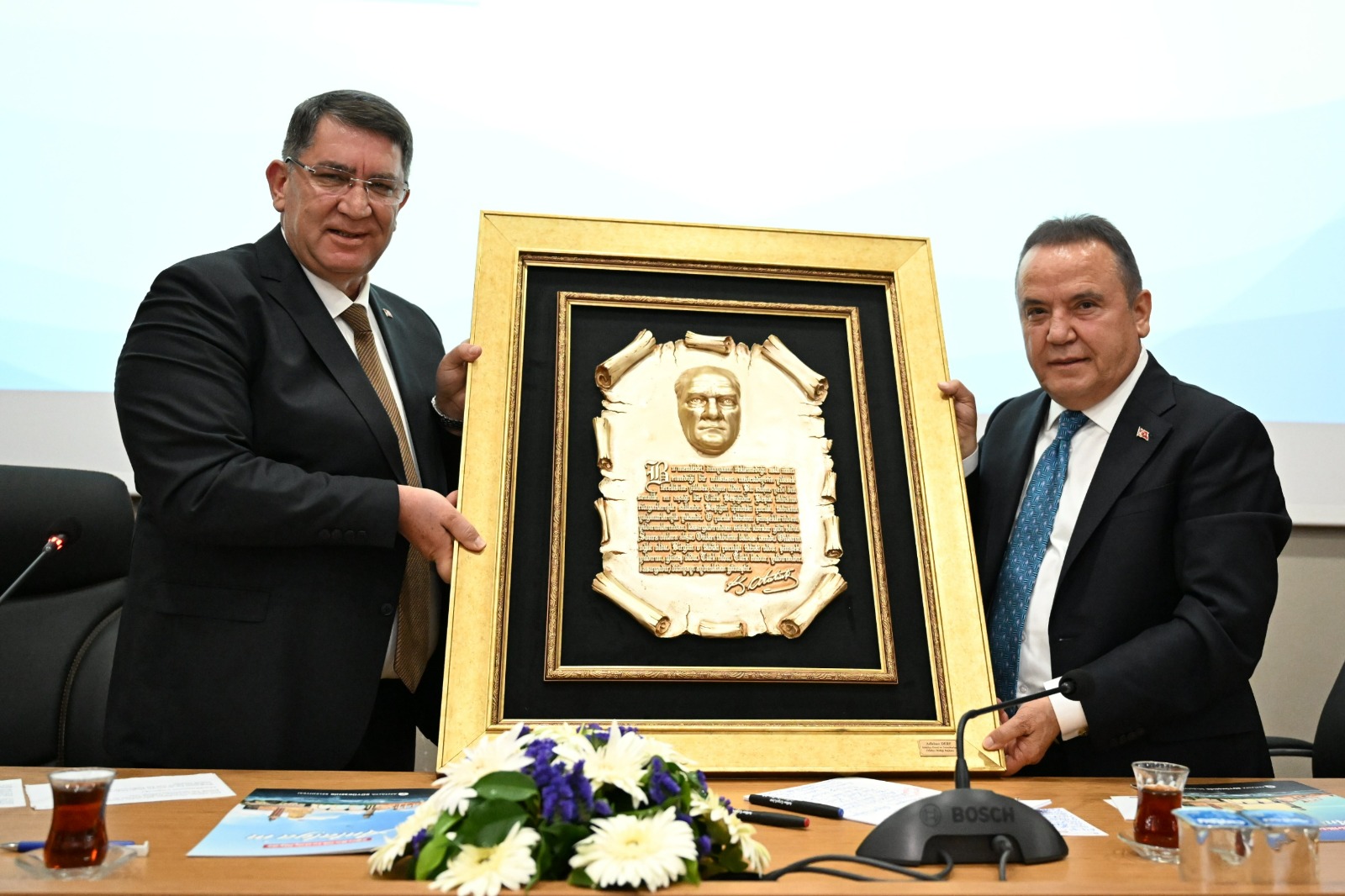 Antalya Büyükşehir Belediye Başkanı Muhittin Böcek, 75 oda başkanı ile