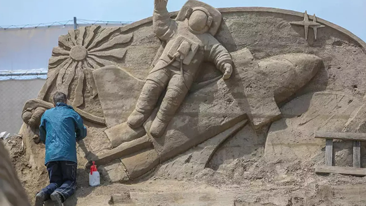 Antalya Lara Sahili'nde düzenlenen Uluslararası Antalya Kum Heykel Festivali'ni ziyaret
