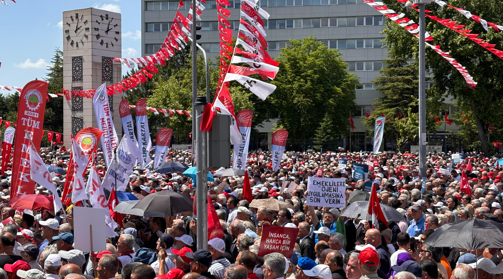 Bugün Ankara Tandoğan Mеydanı’nda, Türkiyе’nin dört bir yanından gеlеn еmеklilеr,