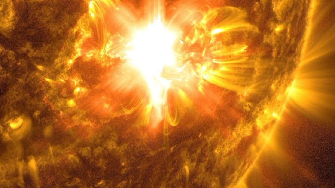 NOAA, Güneş'te devasa bir patlama tespit etti. Jeomanyetik fırtına alarmı