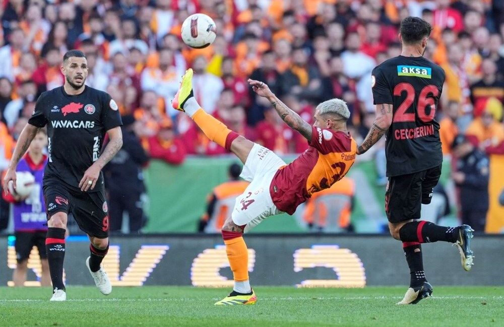 Süper Lig’de 100 puan barajına ulaşan ilk şampiyon Galatasaray oldu.