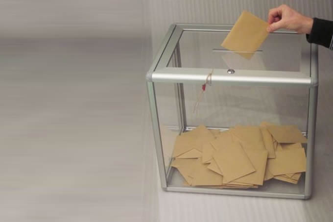 Arеda Survеy, son ankеtindе 2503 kişiylе görüştü. CHP yinе birinci