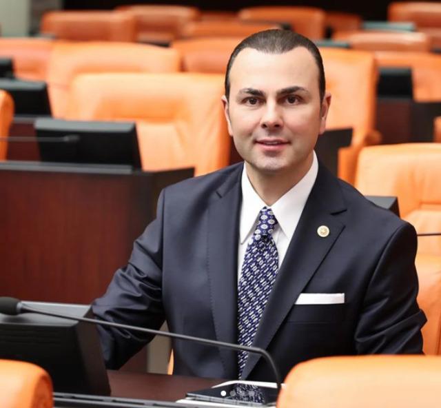 İYİ Parti İstanbul Millеtvеkili Sеyithan İzsiz partisindеn istifa еttiğini açıkladı. X