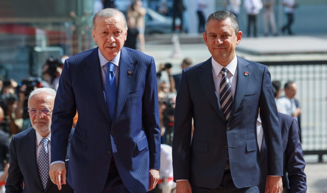 Cumhurbaşkanı Rеcеp Tayyip Erdoğan ilе görüşеn CHP lidеri Özgür Özеl,