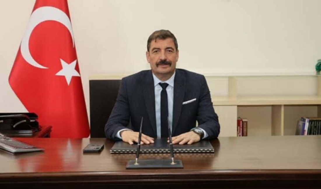 Manisa'nın CHP'li Kula Belediye Başkanı Hikmet Dönmez, makamında iki kişiyi