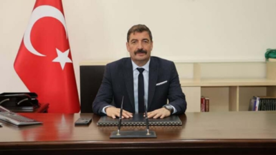 Manisa'nın CHP'li Kula Belediye Başkanı Hikmet Dönmez, makamında iki kişiyi