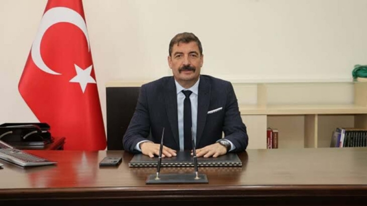 Manisa'nın CHP'li Kula Belediye Başkanı Hikmet Dönmez, makamında iki kişiyi