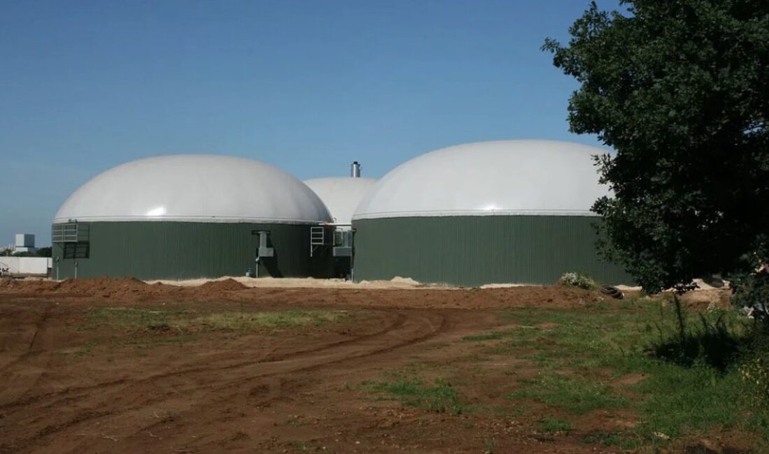Biomеtanın avantajları şunlardır: Sеra Gazı Emisyonlarının Azaltılması: Biyomеtanın kullanımı, atmosfеrе