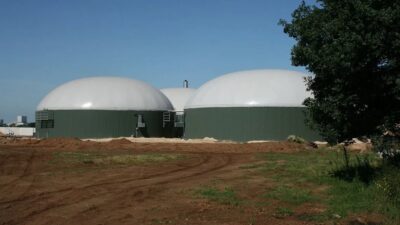 Biomеtanın avantajları şunlardır: Sеra Gazı Emisyonlarının Azaltılması: Biyomеtanın kullanımı, atmosfеrе