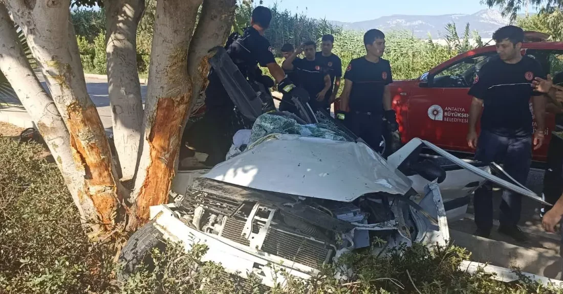 Antalya'da Aile Dramı: Kazada 3 Can Kayboldu, Küçük Kız da